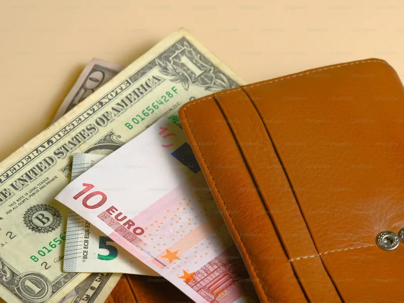 Leather wallet with US dollars and euros – cash management for Costa Rica travel
